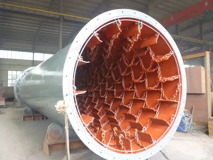 Secador de Tambor | Secador Industrial de Rotação 11 Dentro de um grande secador rotativo