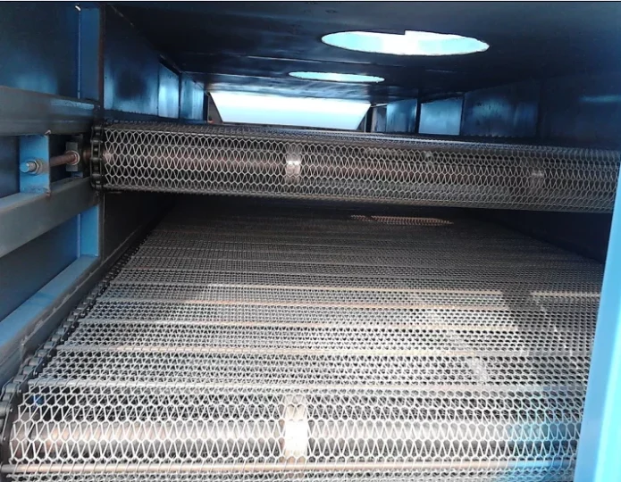 Detalle interior de los secadores de cinta transportadora.