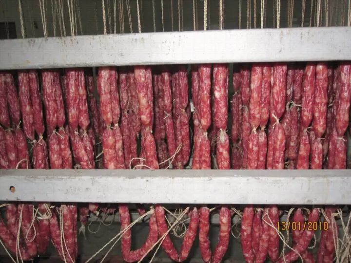 Máquina de secado de salchichas | Secadora de salchichas 14 Colgar las salchichas.