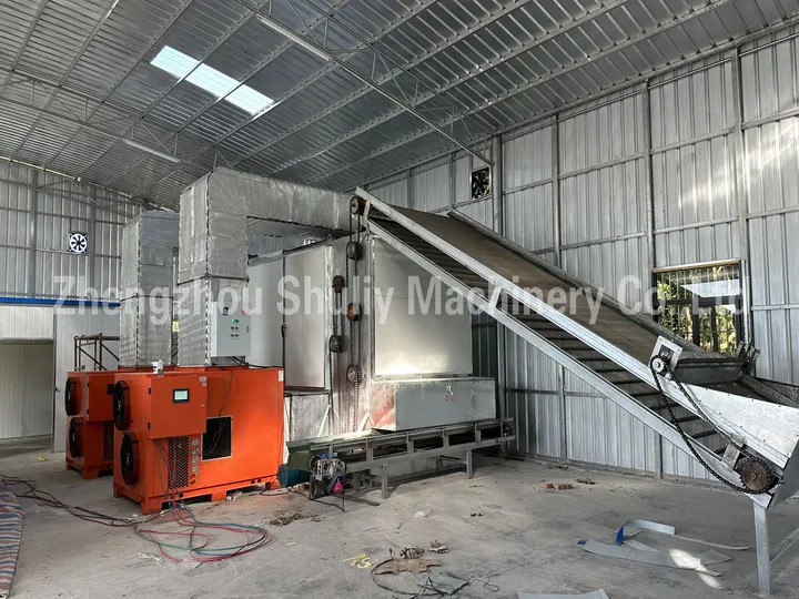 Continuous onion slices dehydrating machine
